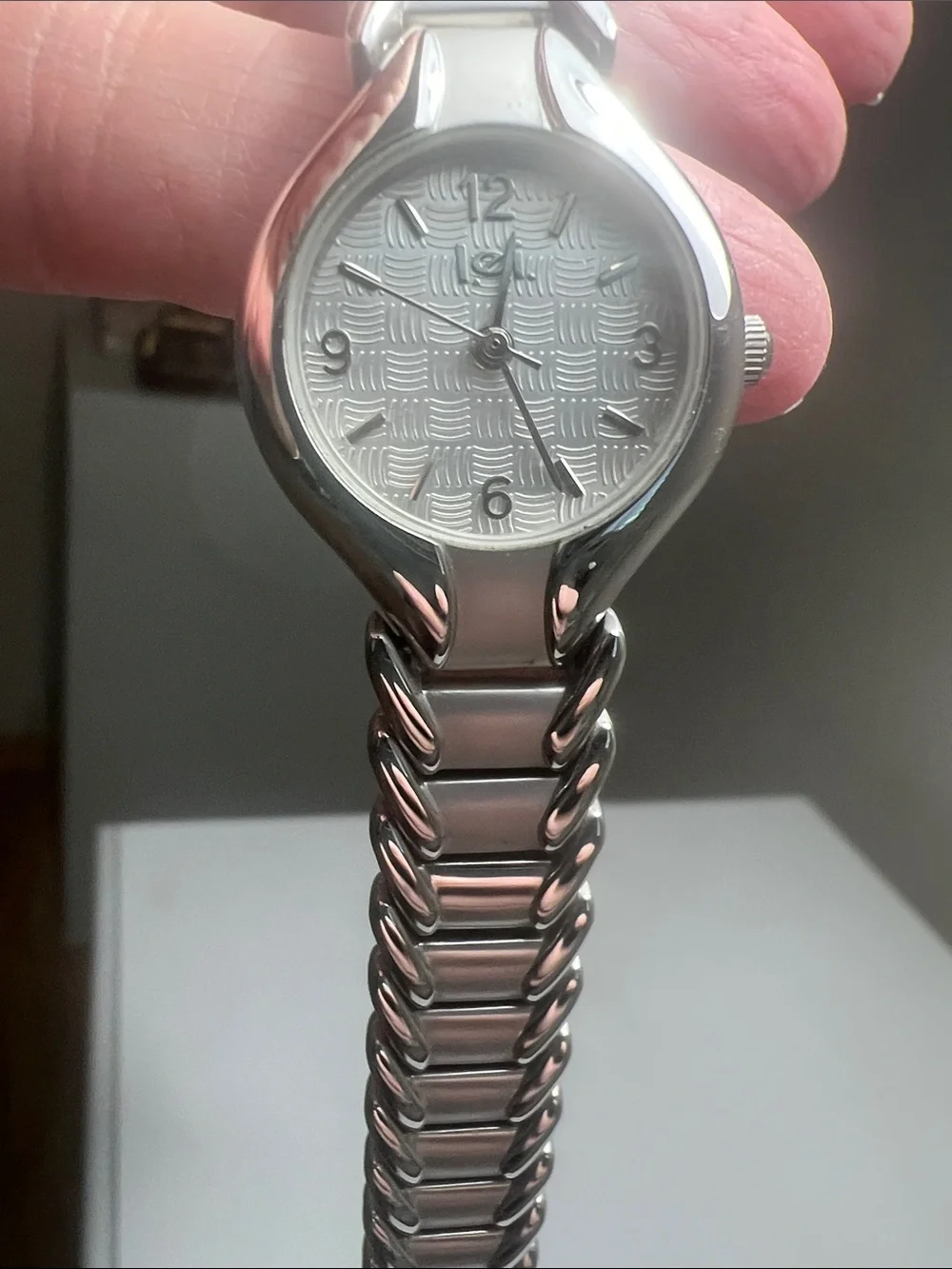lei - Silver-Tone Sleek Link Women's Watch - Vintage New Battery Working Watch
